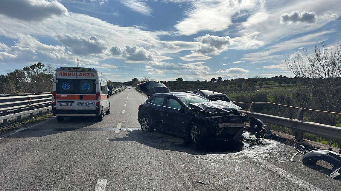 Scontro tra due auto sulla statale 7 - foto di Francesco Manfuso