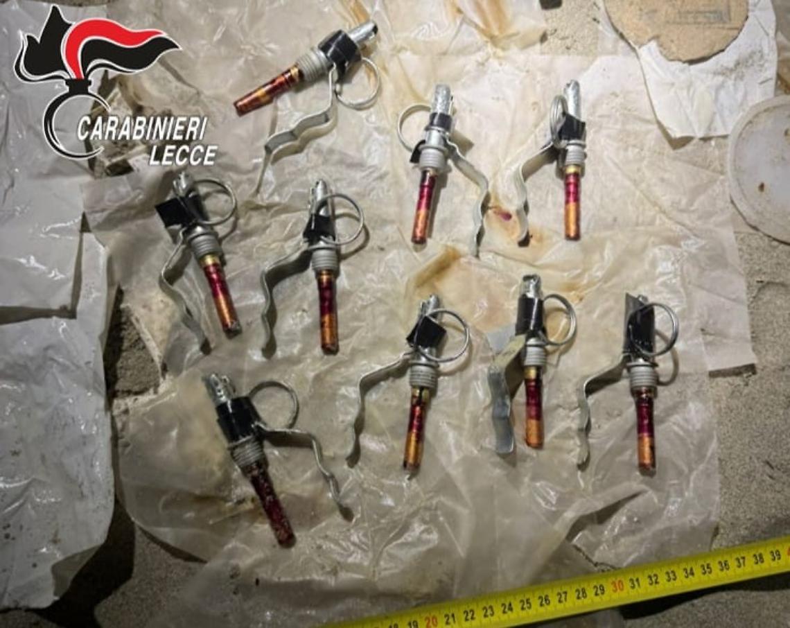 I detonatori recuperati dai carabinieri di Lecce