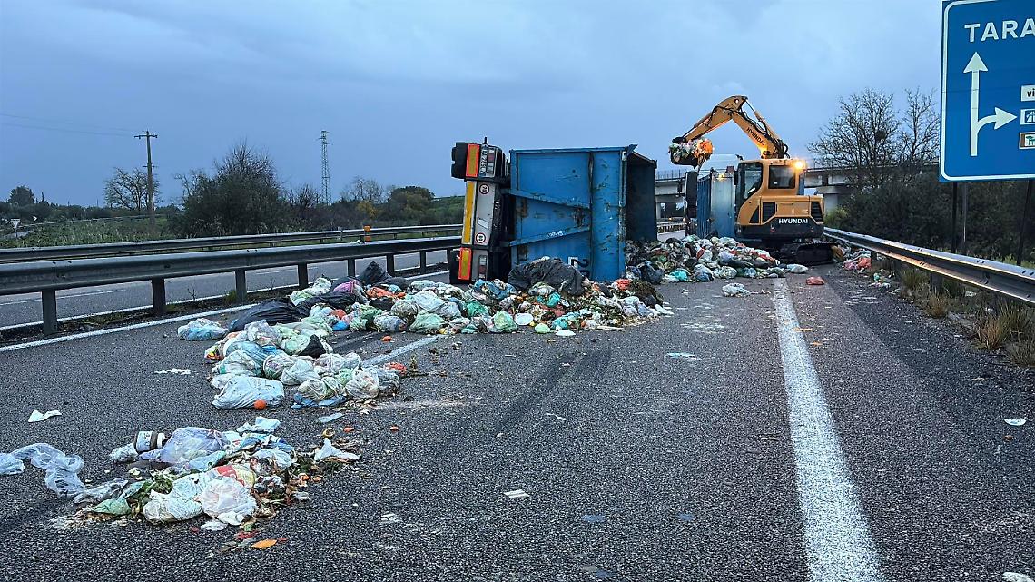 Camion dei rifiuti si ribalta sulla statale 106 - foto di Francesco Manfuso