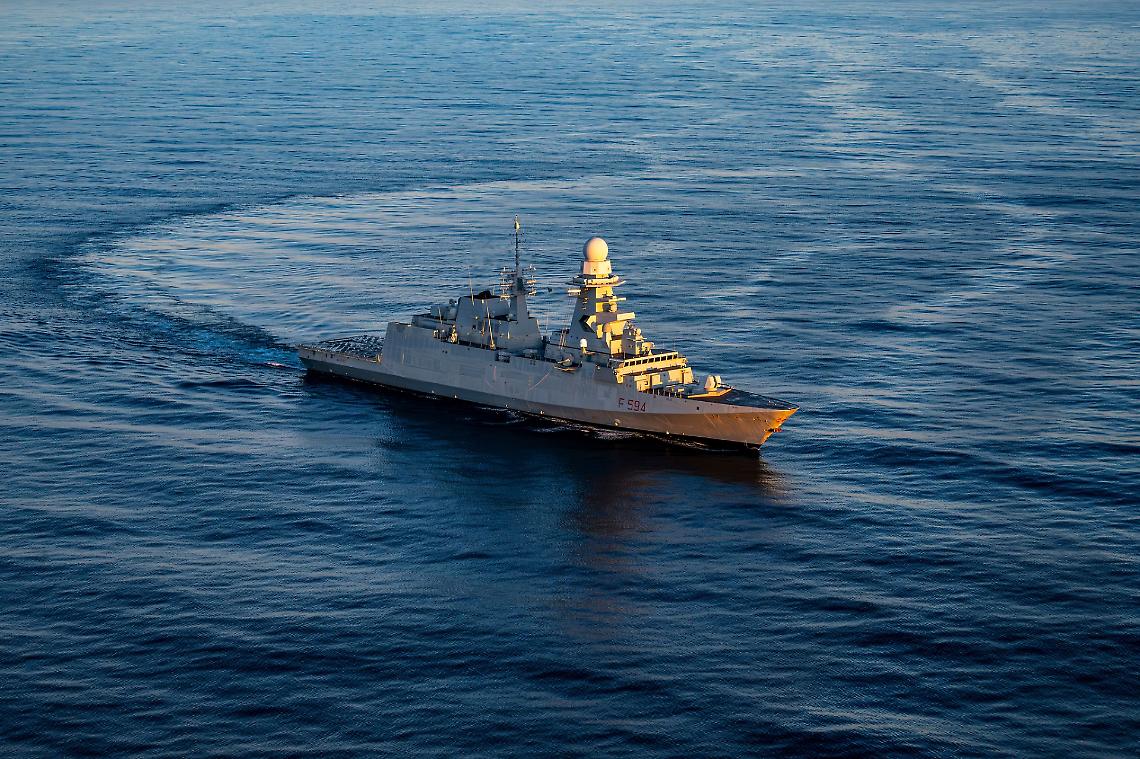 Nave Alpino torna a Taranto dopo 3 mesi - foto della Marina Militare