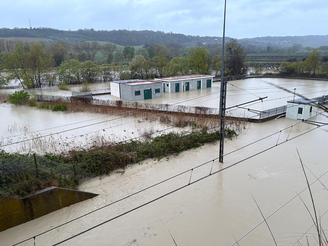 I binari allagati dopo l'esondazione del Cervaro