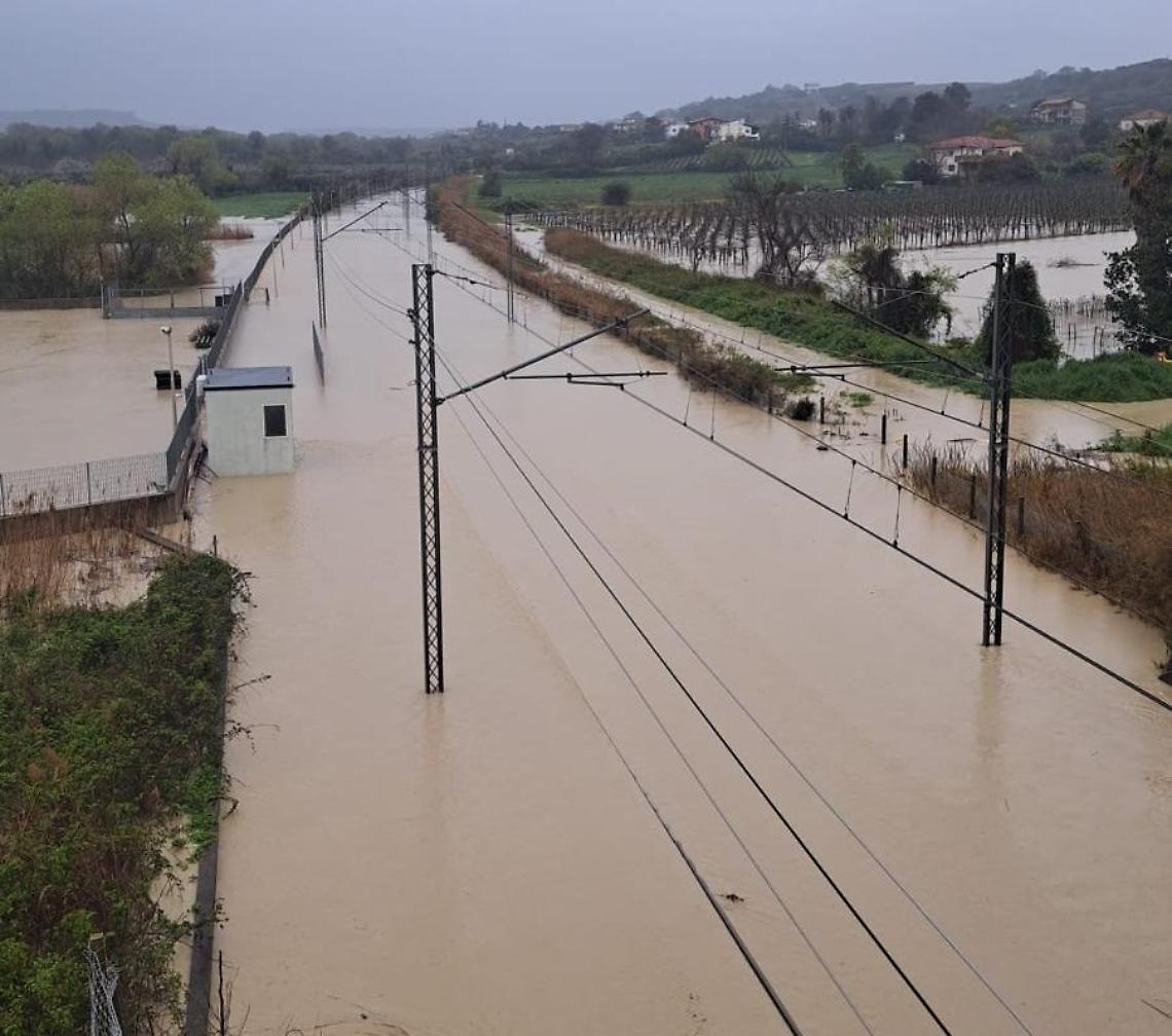 Strade e ferrovie allagate per i nubifragi di queste ore in Puglia