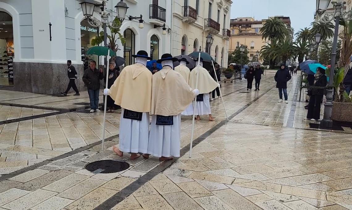 Alle 15 in punto le &ldquo;poste&rdquo; hanno sfidato il cielo grigio