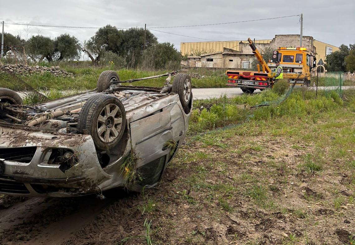 Auto si ribalta sulla strada provinciale 102 - foto di Francesco Manfuso
