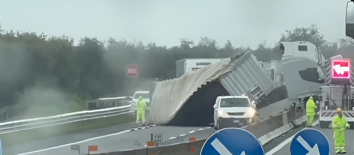Tir di traverso sull&rsquo;A14, traffico paralizzato tra Canosa e Andria - foto Telesveva