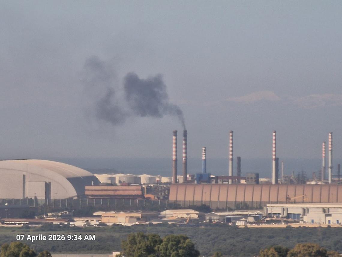 Fuomo nero dall'ex Ilva questa mattina - foto di Luciano Manna