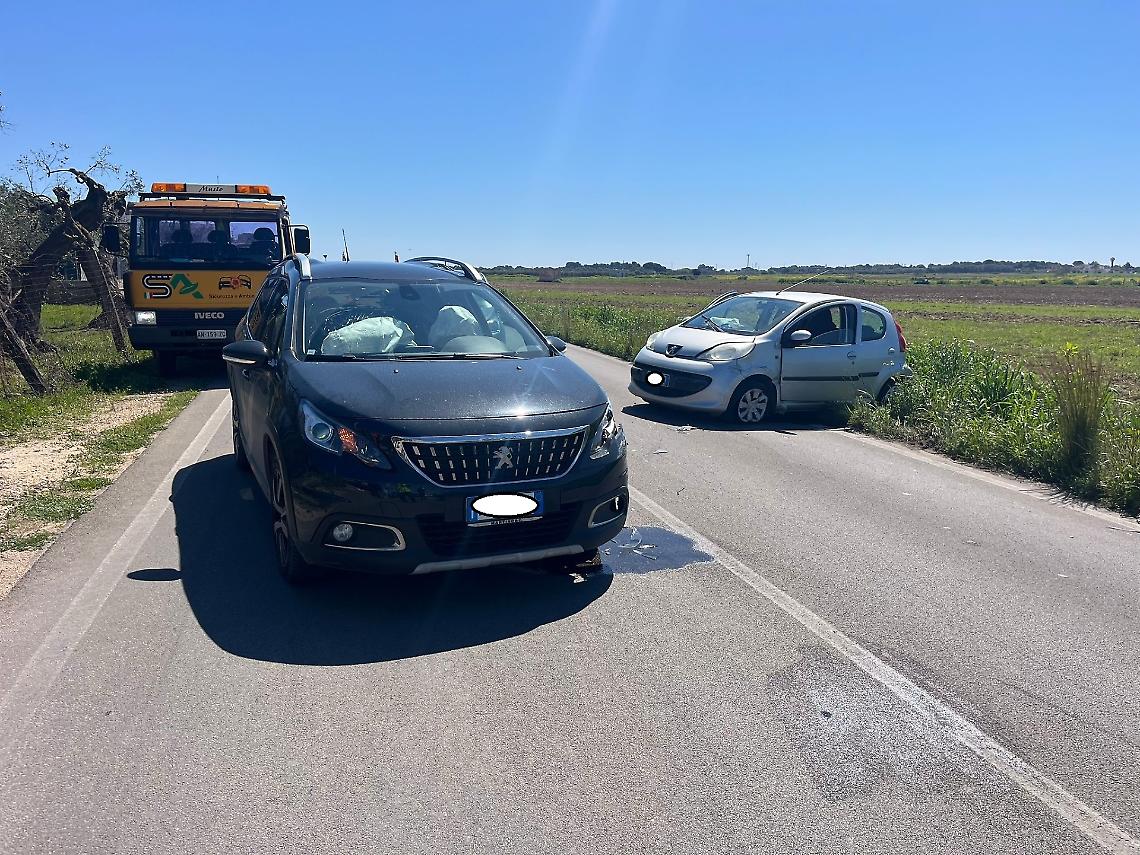 Scontro frontale tra due auto sulla Pulsano-Leporano - Foto di Francesco Manfuso
