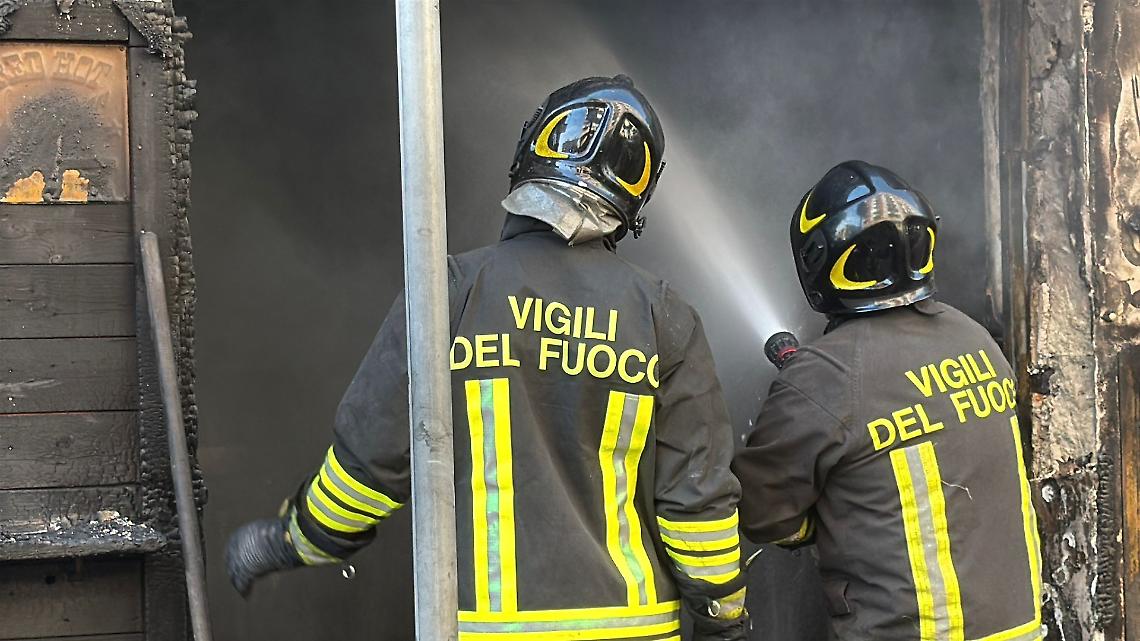 Incendio in paninoteca ai Tamburi - foto di Francesco Manfuso