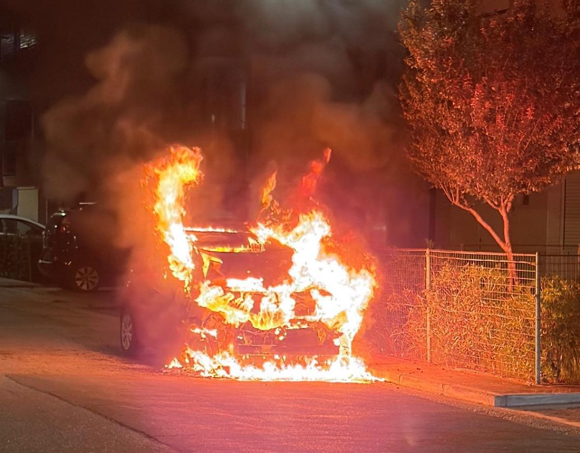 Le fiamme che divorano l'auto della moglie di Bernardo Lodispoto