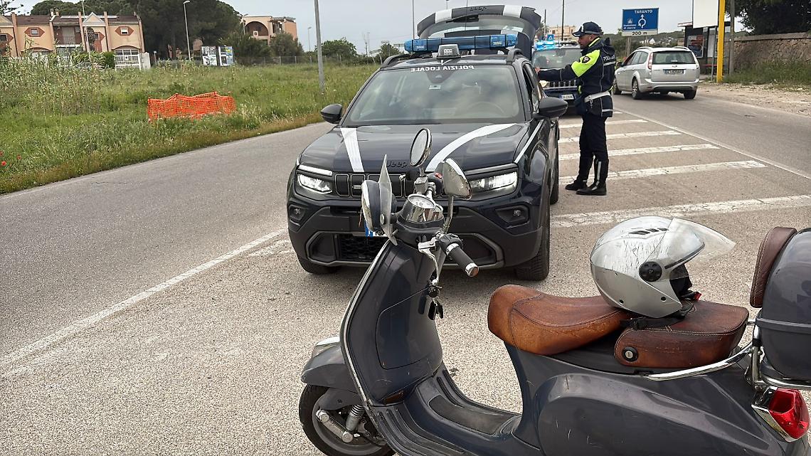 Perde il controllo dello scooter e cade sull&rsquo;asfalto - foto di Francesco Manfuso