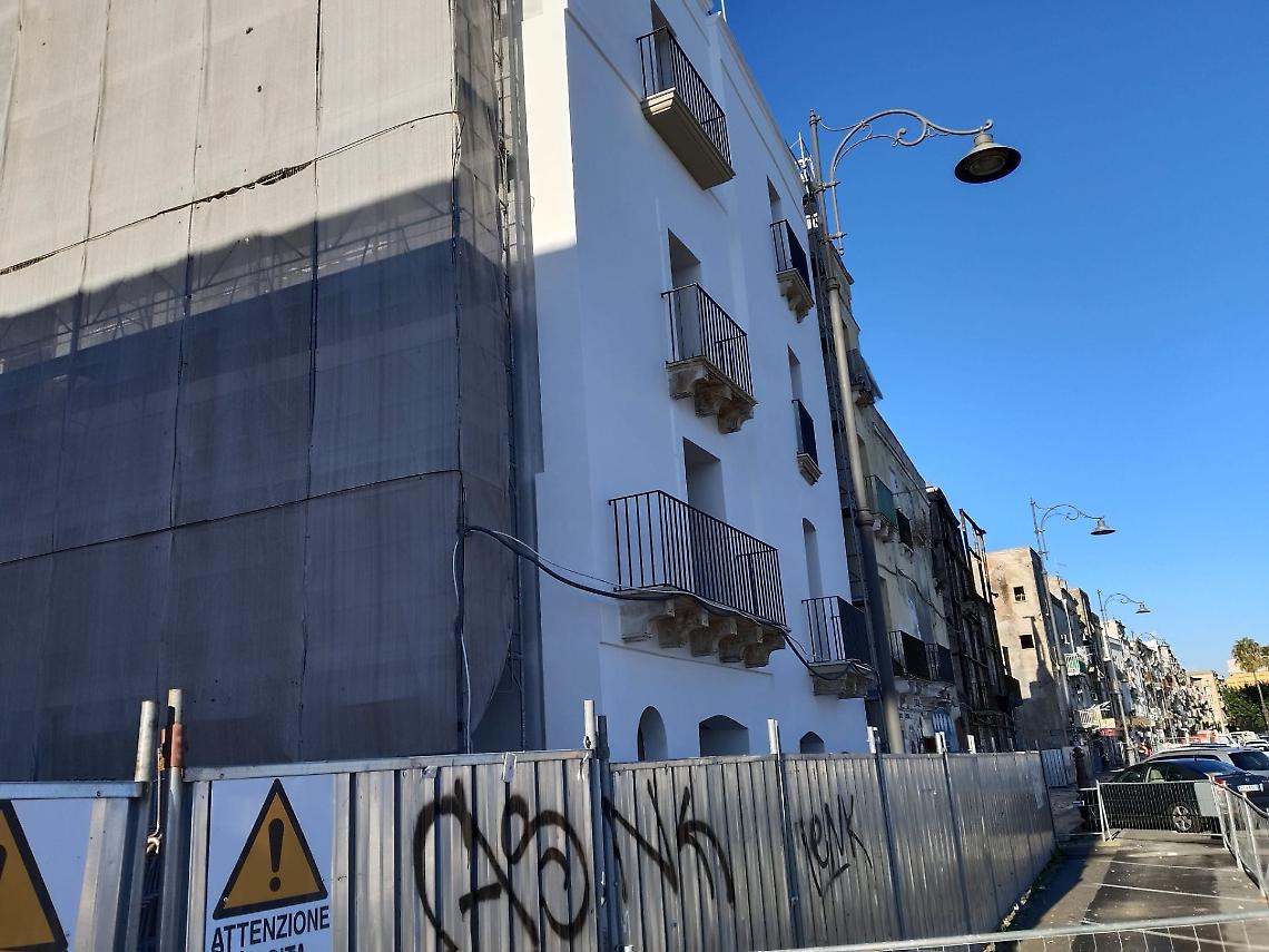 Miracolo in citt&agrave; vecchia: crolla la facciata di un edificio abbandonato in vico Novelune. Gli operai non c'erano