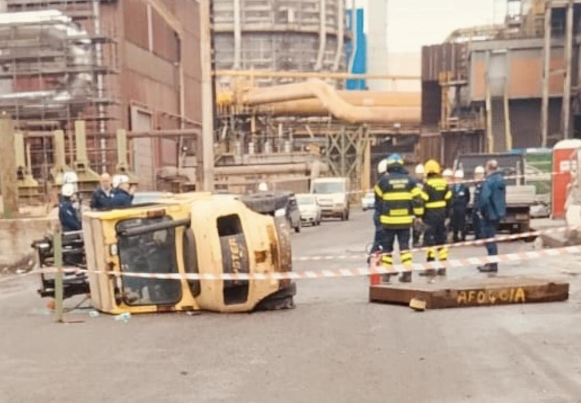 Incidente in Acciaierie d&rsquo;Italia, muletto si ribalta: operaio ferito