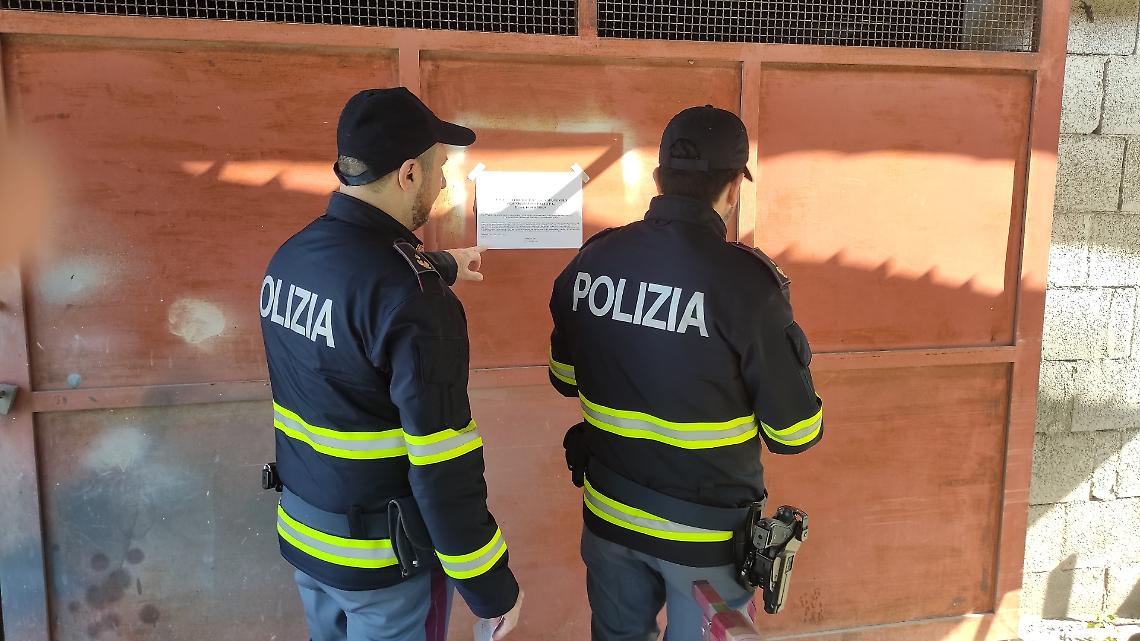 La carrozzeria sequestrata dalla Polizia di Stato a Taranto
