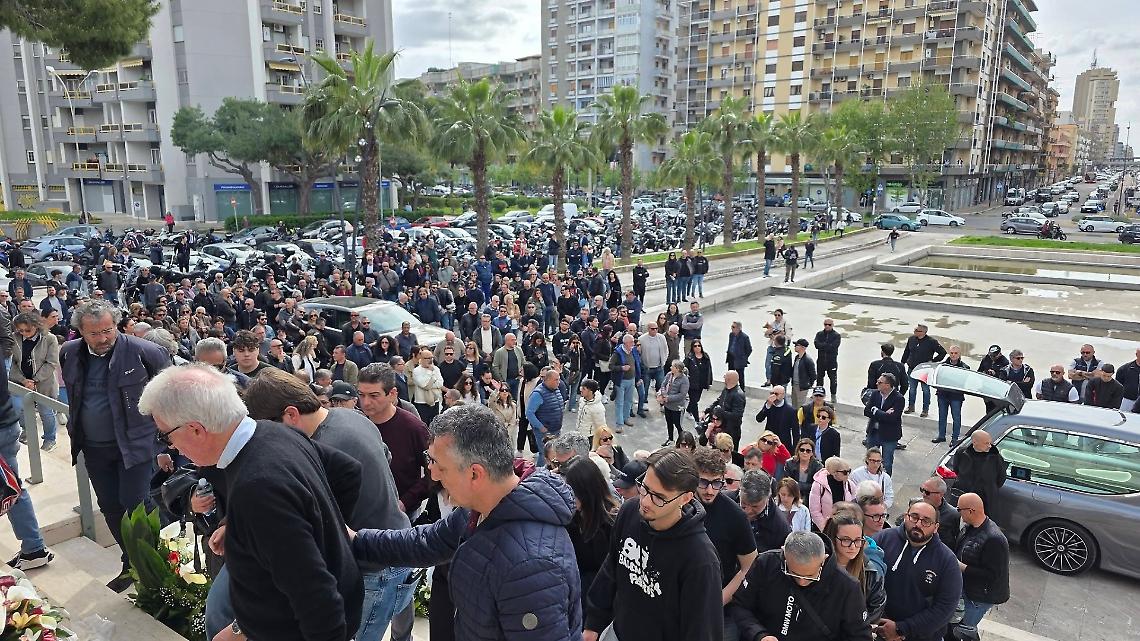 L&rsquo;ultimo saluto a Massimo, la citt&agrave; si stringe nel silenzio - foto da Mimmotiziana Castellano
