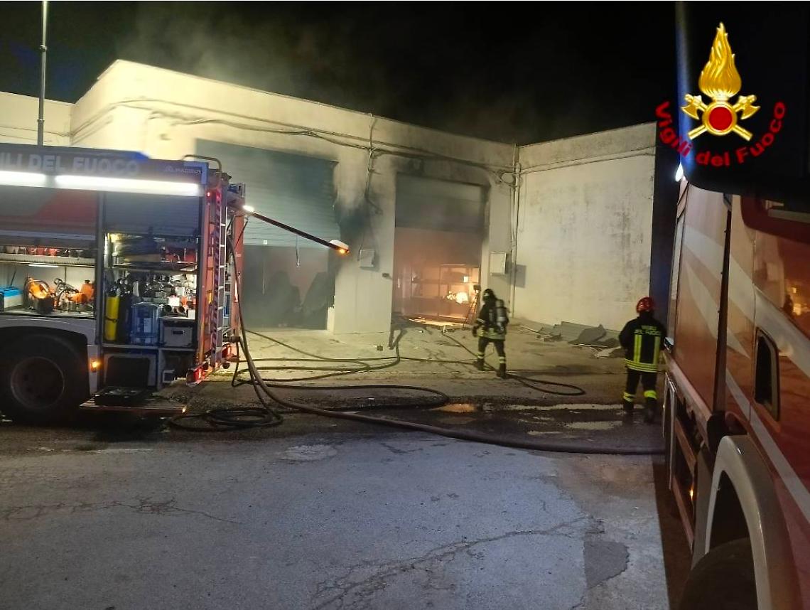 Incendio nella notte a Ostuni, distrutti ape calessino per il turismo