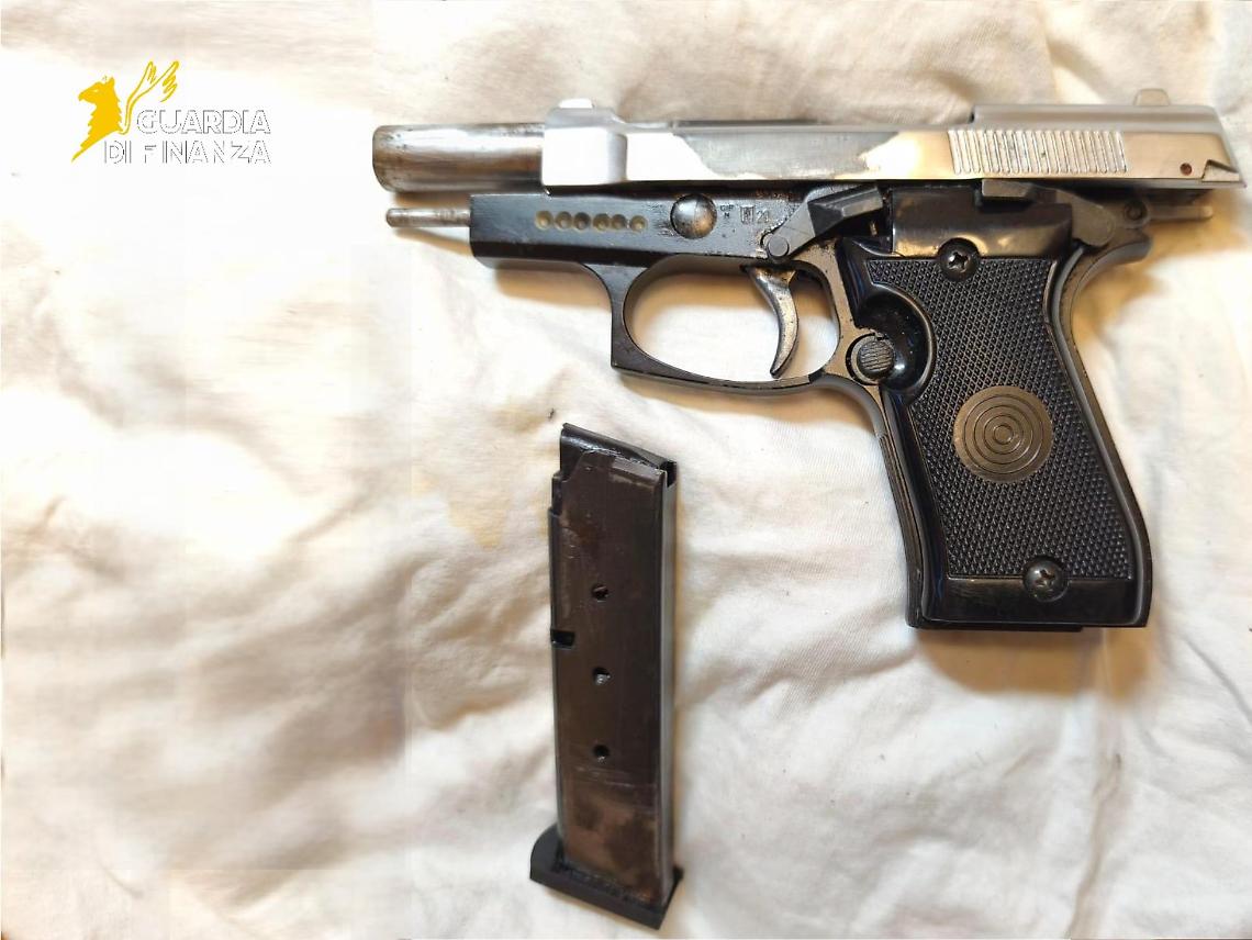 Cocaina e pistola senza matricola, arrestato nel centro storico