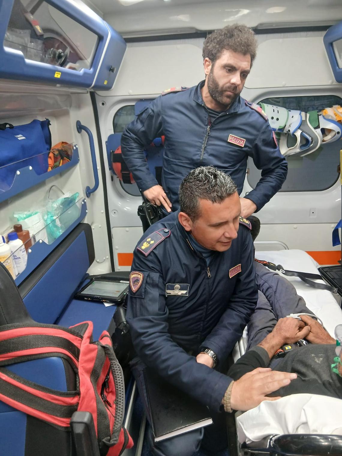 Gli agenti della Polizia di Stato di Lecce in ambulanza dopo il ritrovamento della persona scomparsa