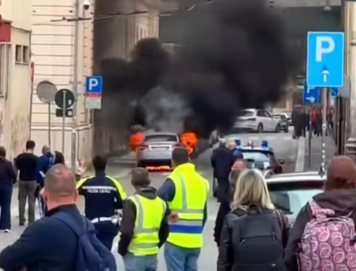 Auto in fiamme in via Melo a Bari