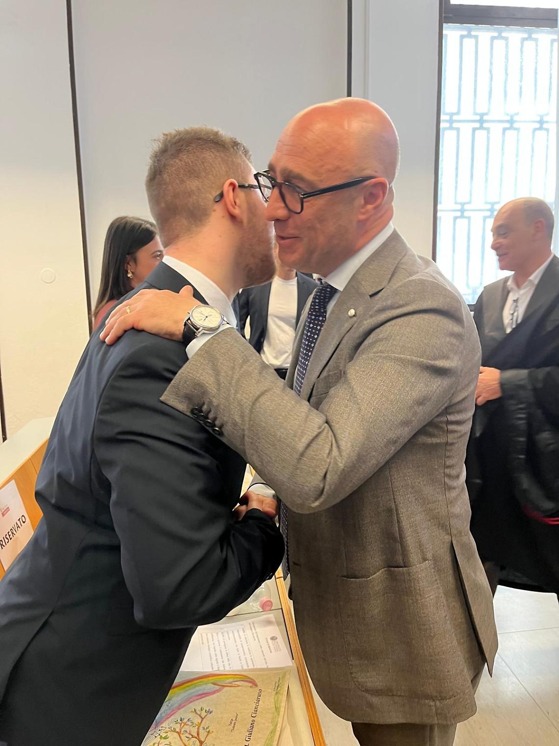 Il Sindaco Piero Bitetti si congratula con uno dei due neolaureati in medicina