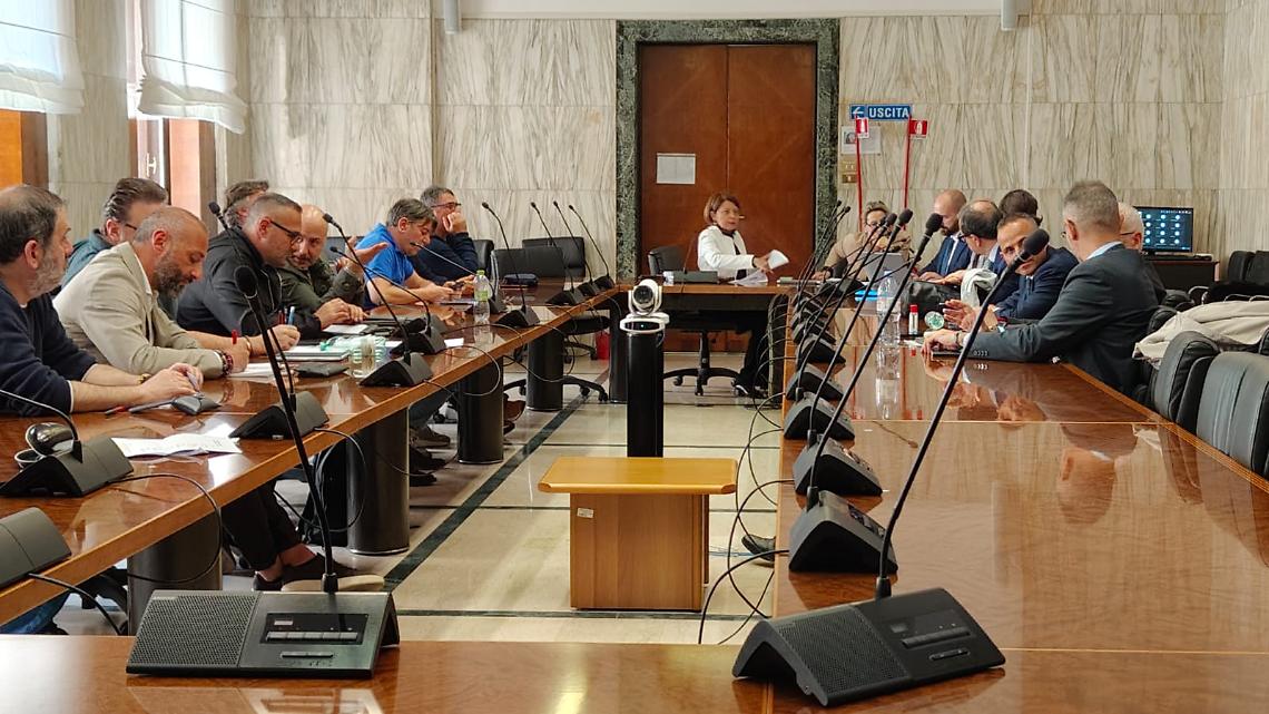 Ex Ilva, scontro sulla cassa integrazione