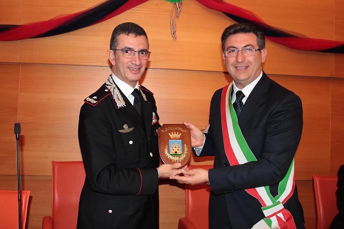 Il generale di Corpo d&rsquo;Armata Maurizio Stefanizzi e l'allora sindaco di Ginosa Vito De Palma