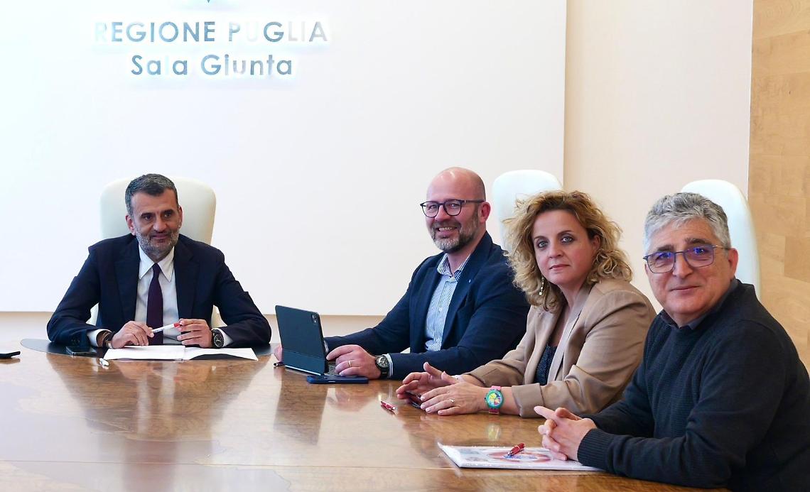 Incontro tra Decaro e i sindacati