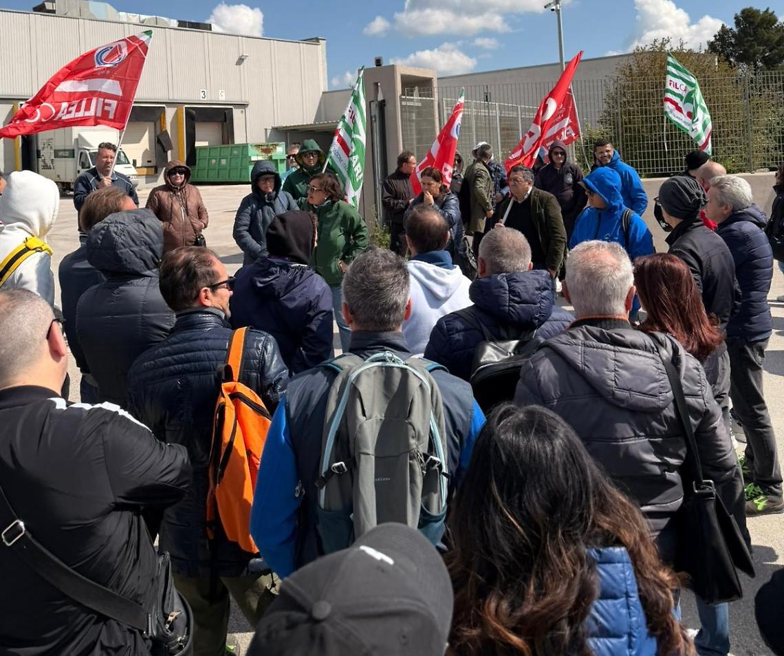 Natuzzi, protesta dei lavoratori: corteo e strade bloccate