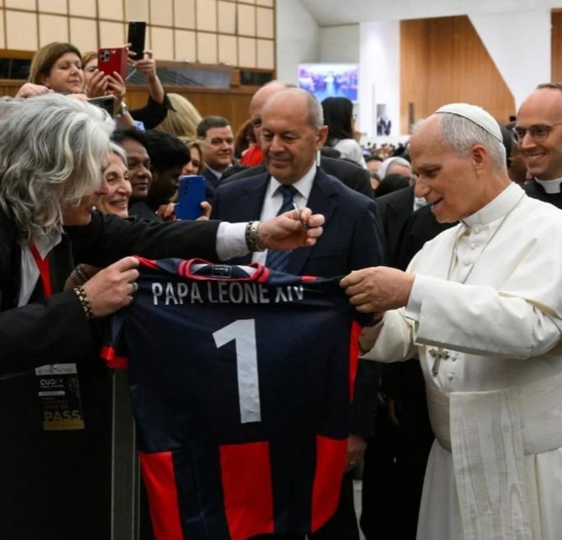Papa Leone XIV riceve la maglia del Taranto - foto di Vaticannwept