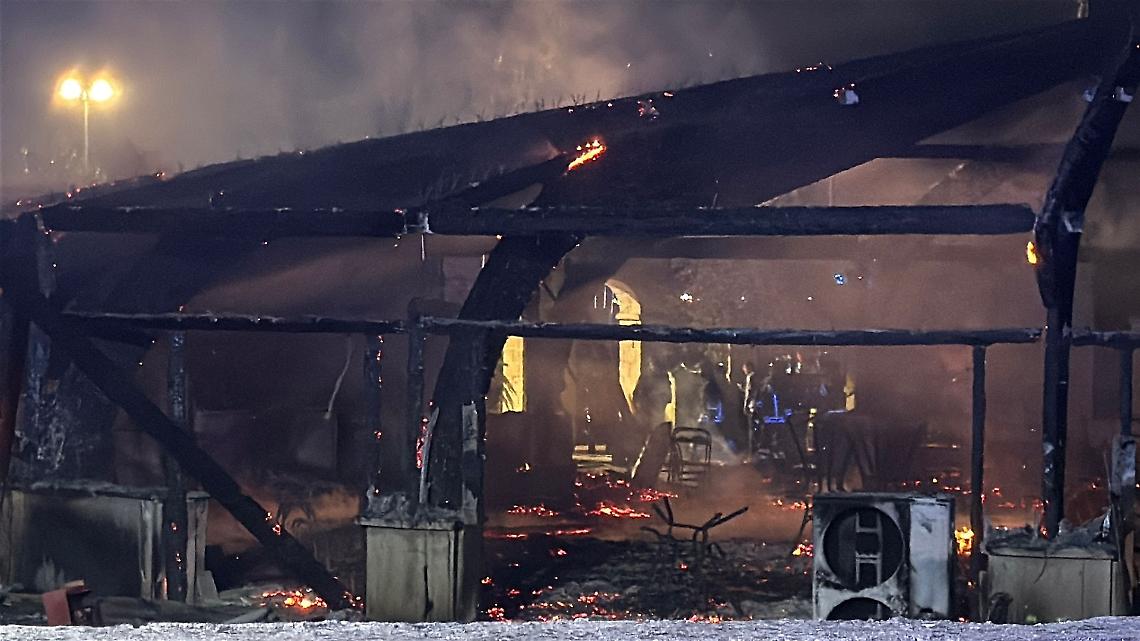 Incendio in un ristorante, distrutto il gazebo - foto di Francesco Manfuso