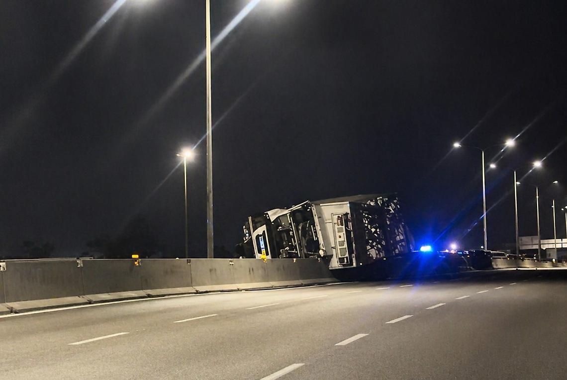 Scontro tra mezzi pesanti all&rsquo;alba - foto di BIT - LIVE la vostra voce