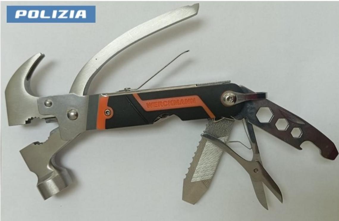 Gli attrezzi da scasso sequestrati dalla polizia