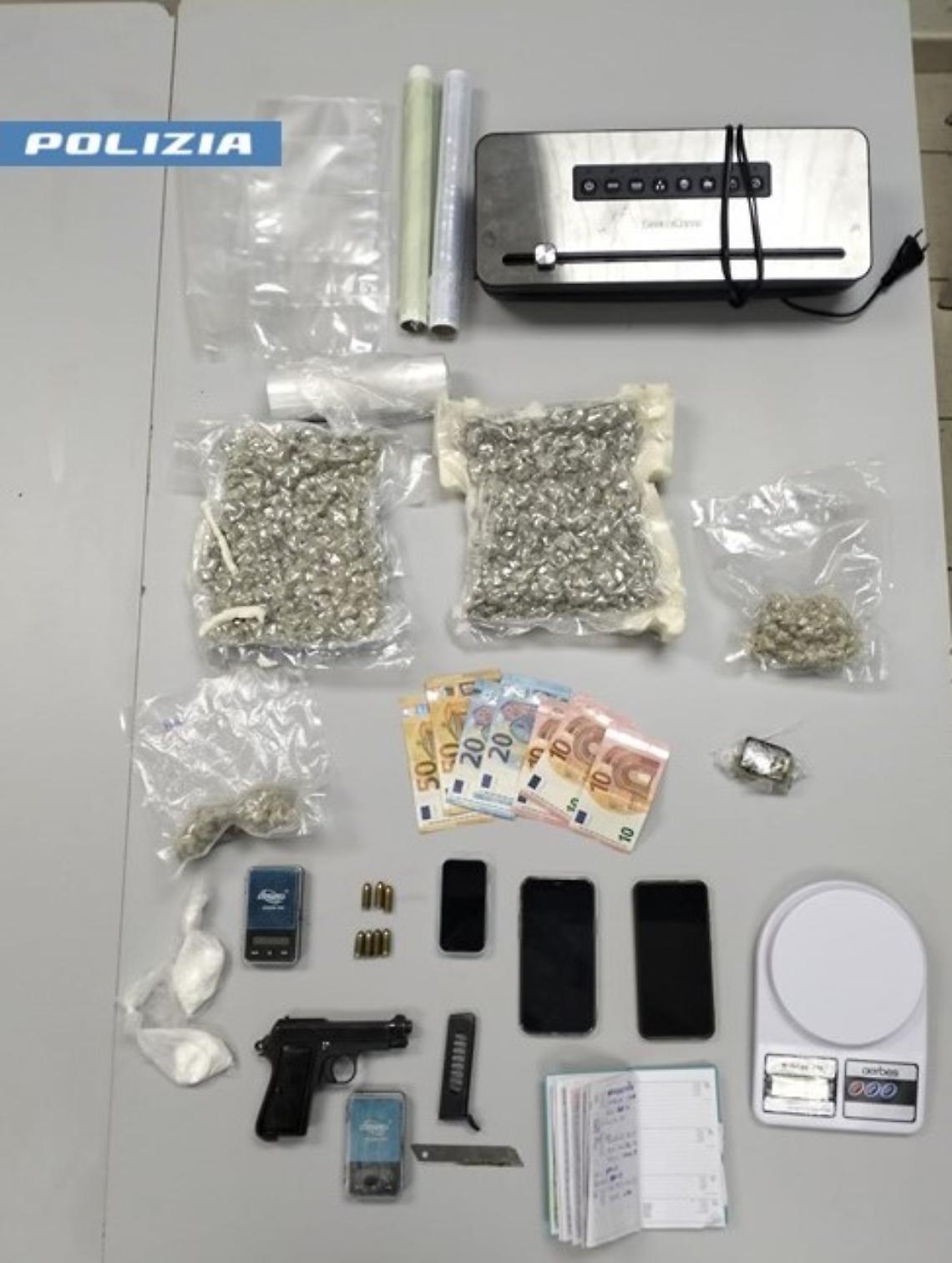 Pistola e droga sequestrate dalla Polizia di Stato