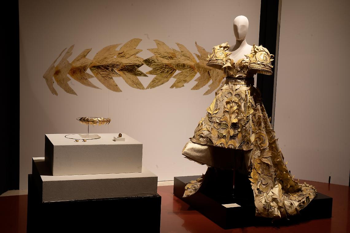L&rsquo;abito &ldquo;Foglie d&rsquo;oro e corona in oro&rdquo; II sec (foto di Paolo Buscicchio)