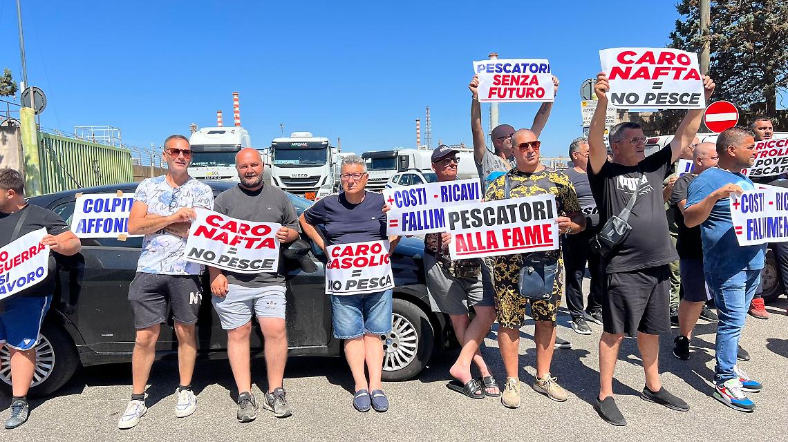 Clamorosa protesta a Taranto dei pescatori contro il caro carburante - foto Francesco Manfuso
