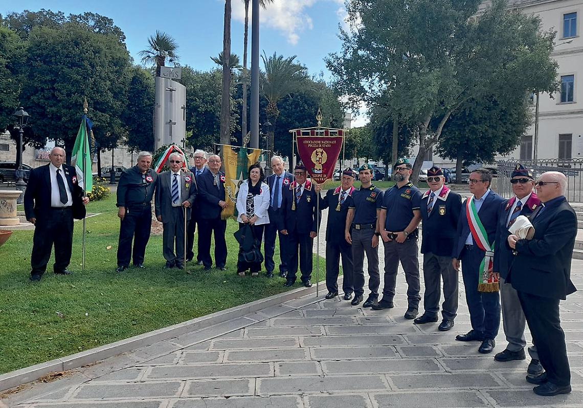 Corona al monumento dedicato alle vittime del lavoro e del dovere a Martina Franca