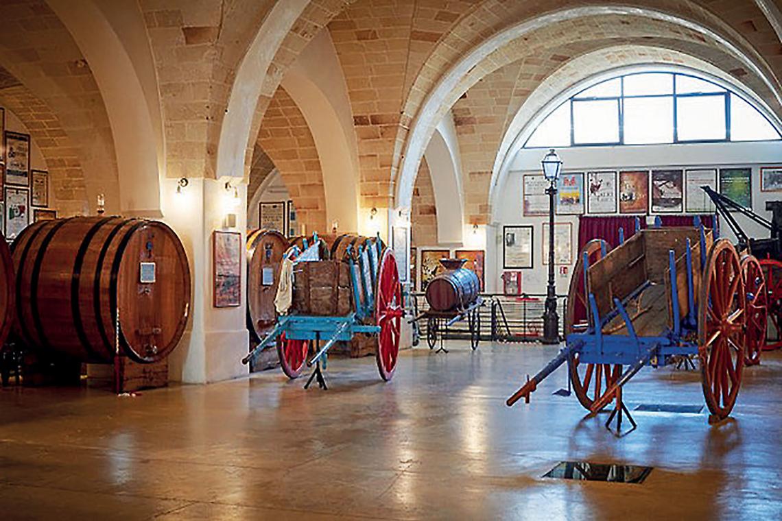 L’interno della cantina “Produttori di Manduria”