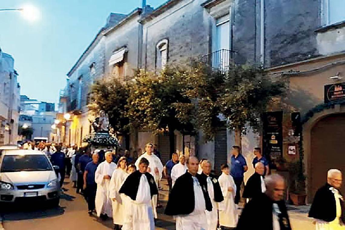La processione della Madonna delle Grazie a San Marzano