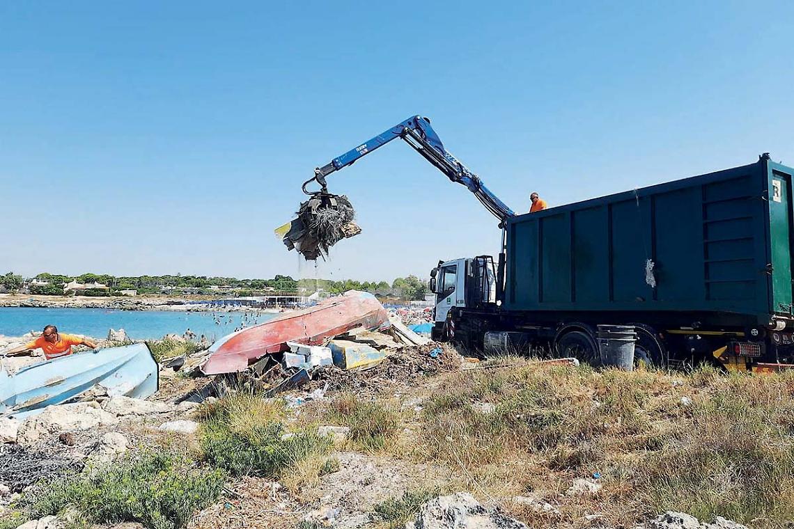 Rimozione barche Marina di Taranto (4)