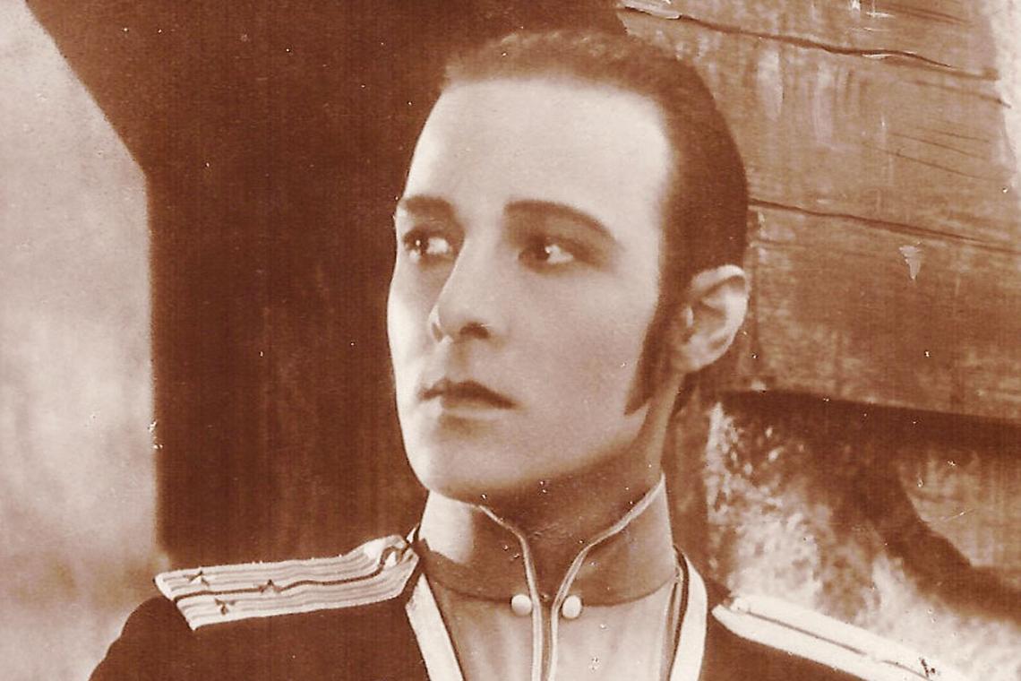 Rodolfo Valentino nel film “L’Aquila nera”