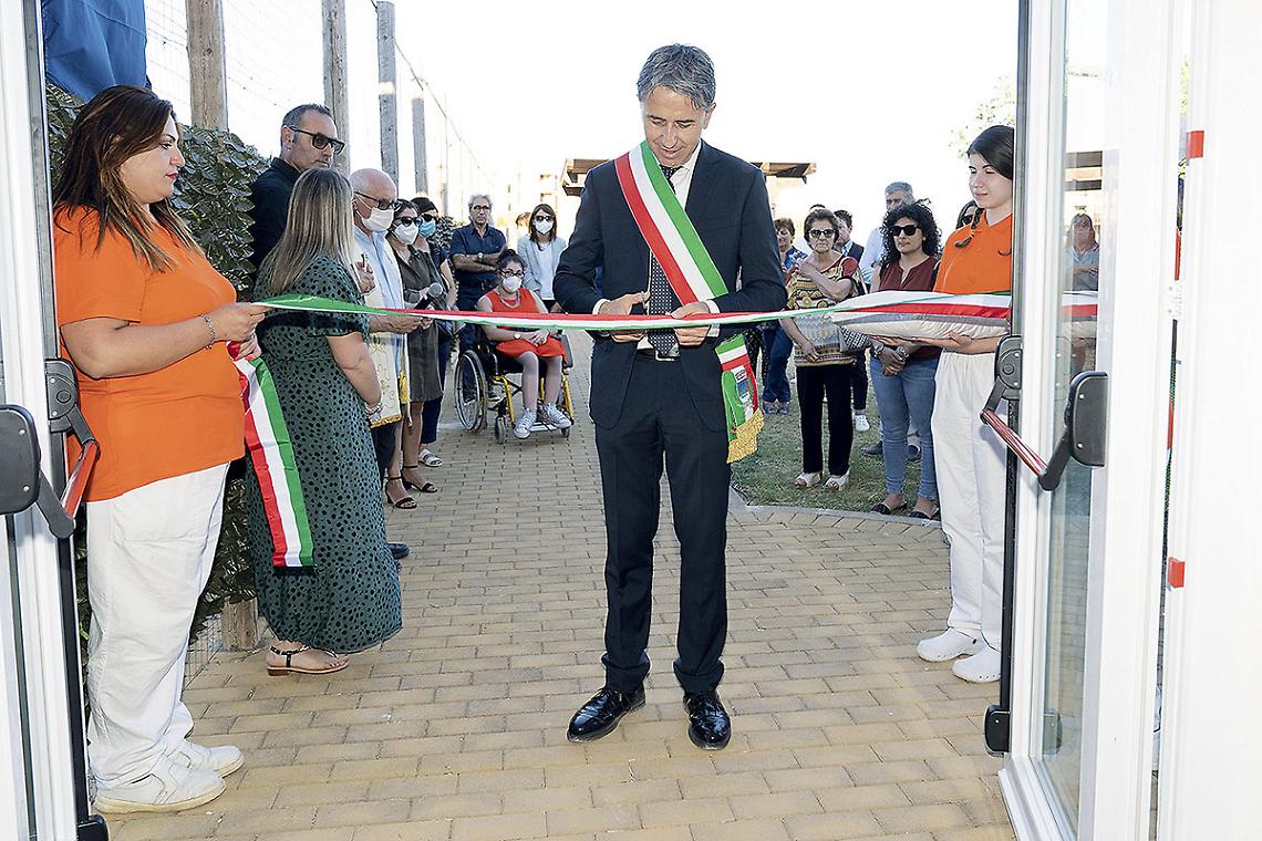 Il taglio del nastro del sindaco Iezzi durante l’inaugurazione della “Casa per la Vita-Antonio Minò”