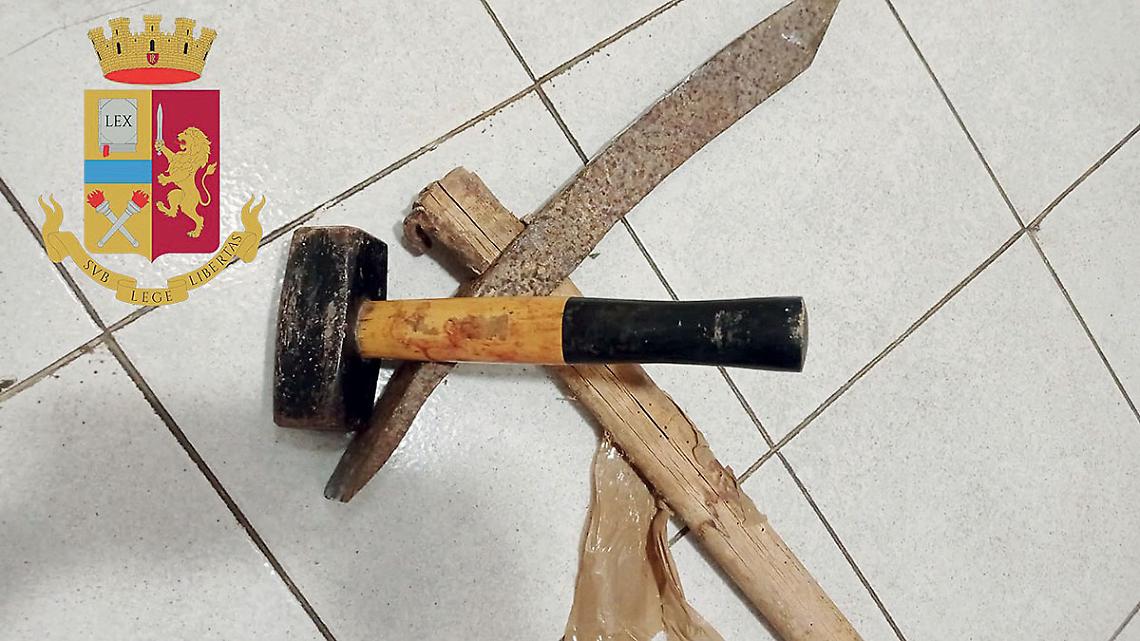 Martello e machete sequestrati