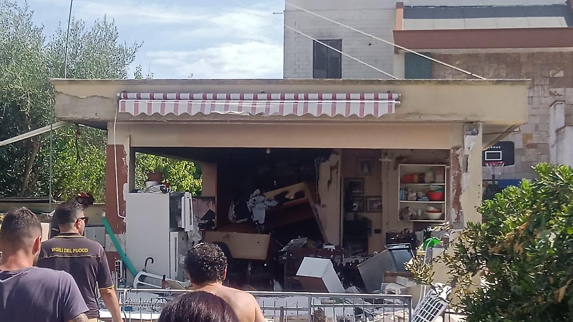 Fuga di gas, esplosione in una villetta a San Vito - foto di Francesco Manfuso