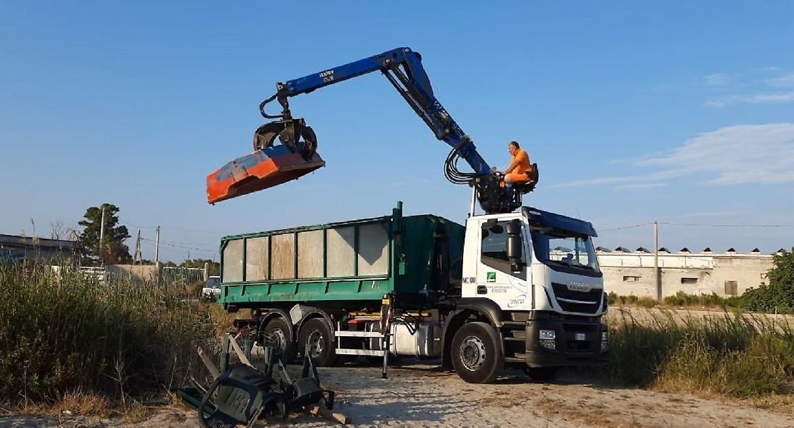 «Spiagge senza relitti», rimosse 12 barche abbandonate e rifiuti ingombranti a lido Chiapparo