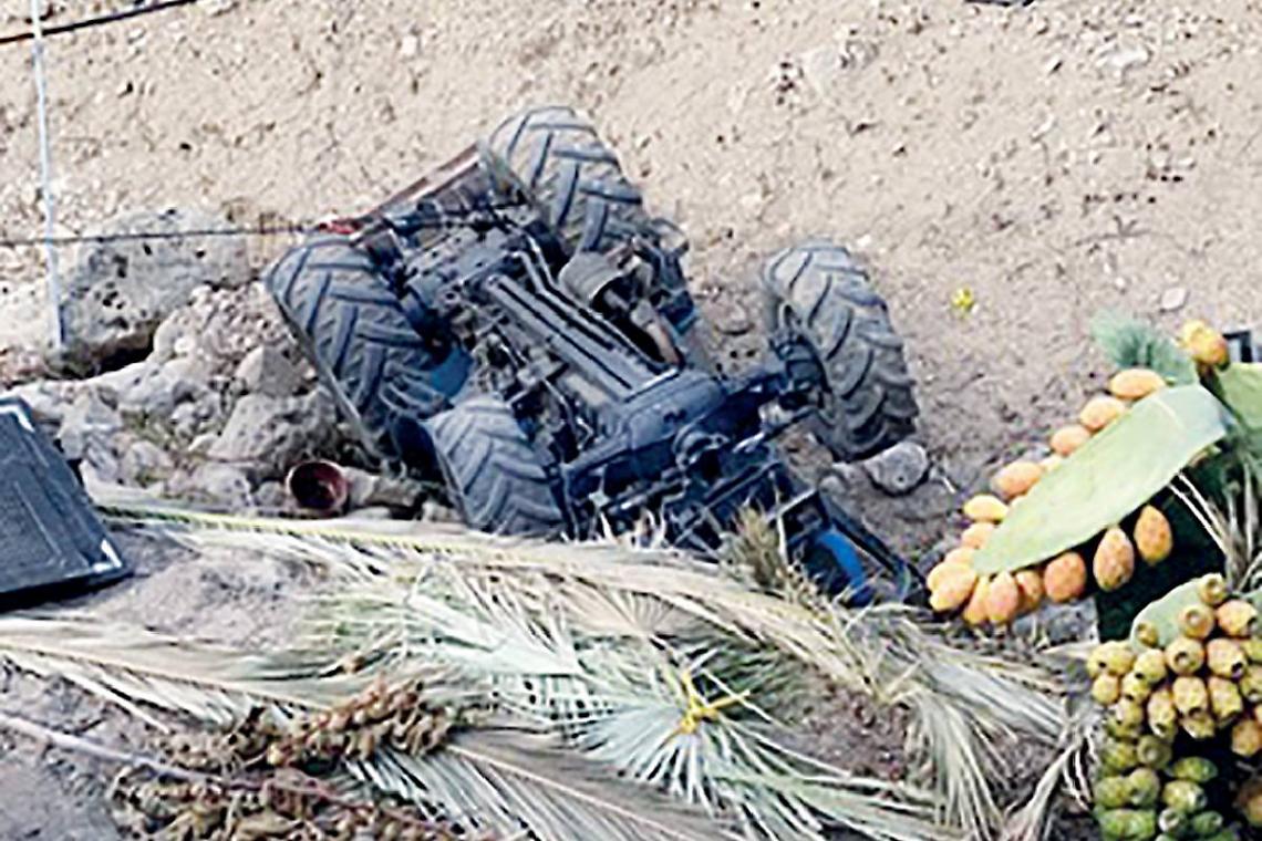 Il trattore ribaltato che ha causato la morte dell’operaio agricolo