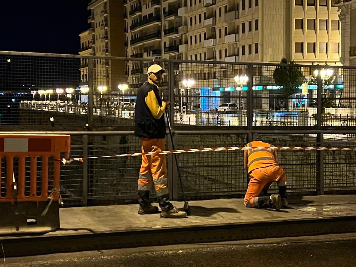 I lavori notturni al Ponte Girevole - foto Francesco Manfuso
