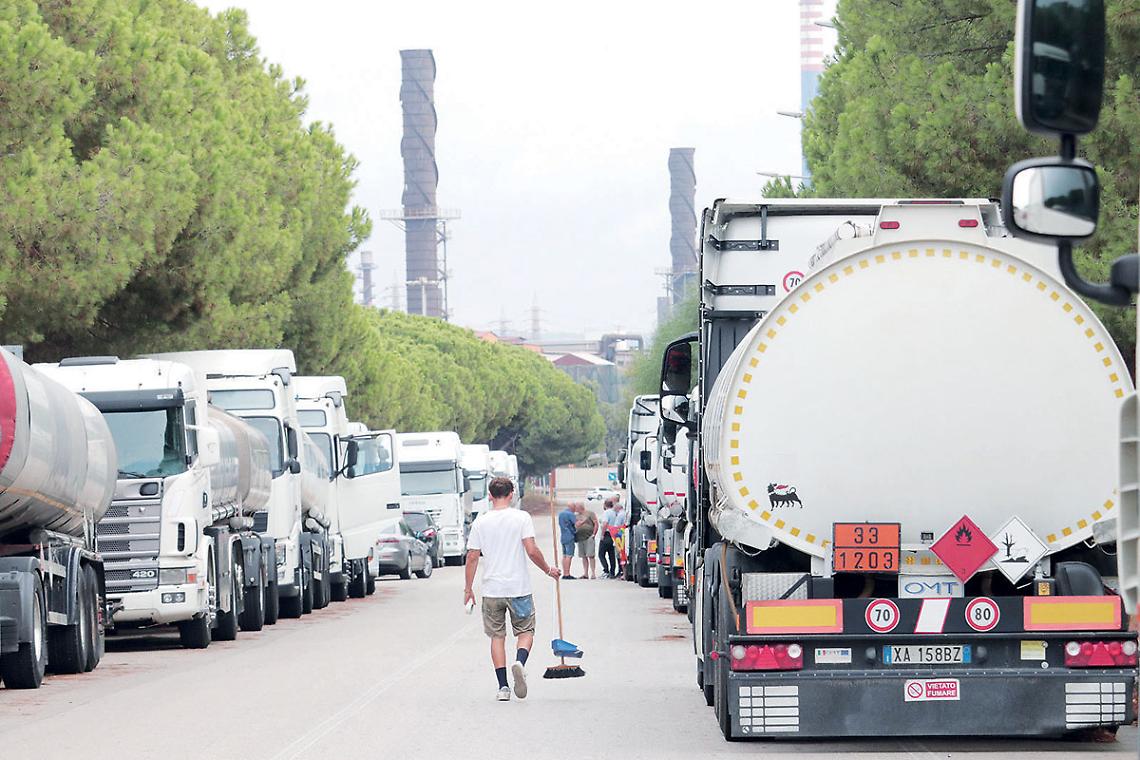 Camion fermi davanti alla raffineria Eni