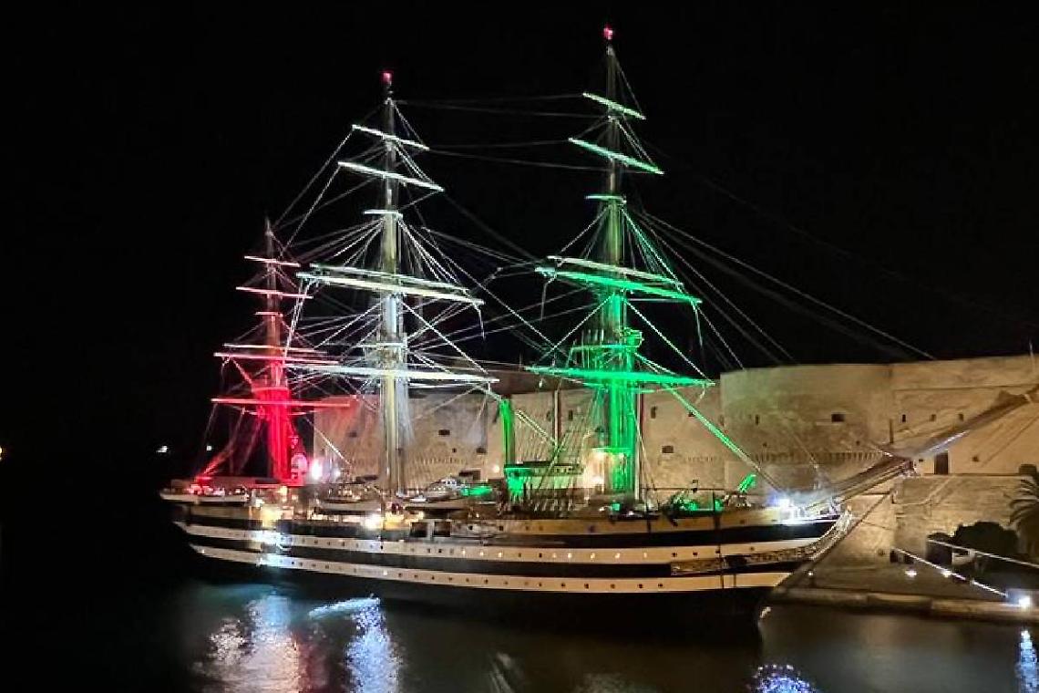 La Nave Vespucci accanto al Castello Aragonese - foto Francesco Manfuso