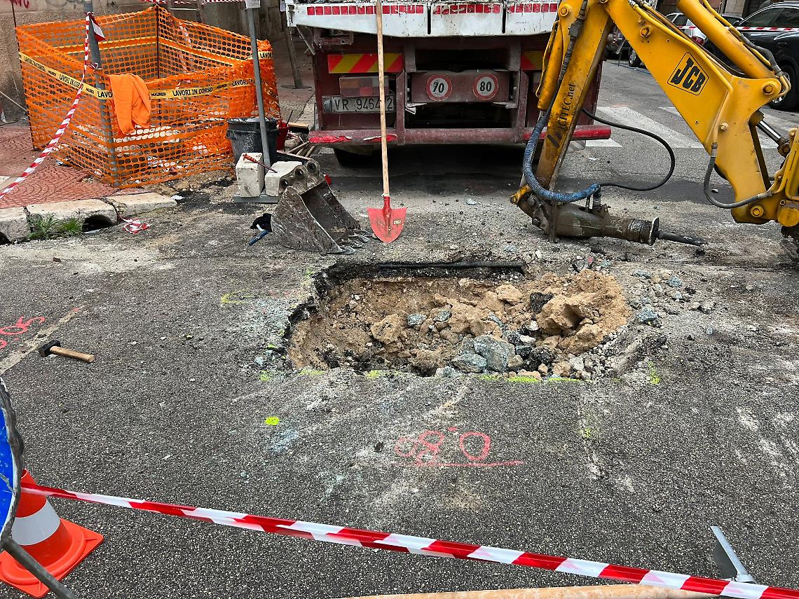 Lavori per la posa delle fibra ottica, tranciato un cavo elettrico - foto di Francesco Manfuso