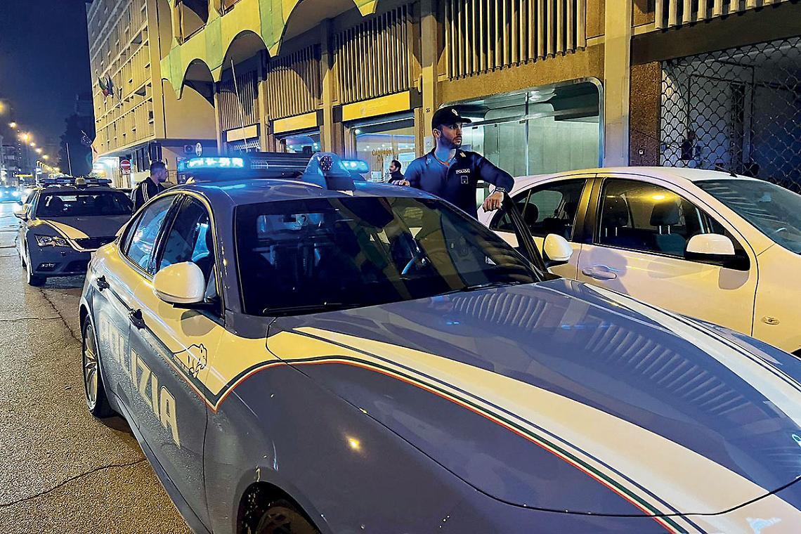 Le Volanti della Polizia in viale Virgilio (foto Francesco Manfuso)