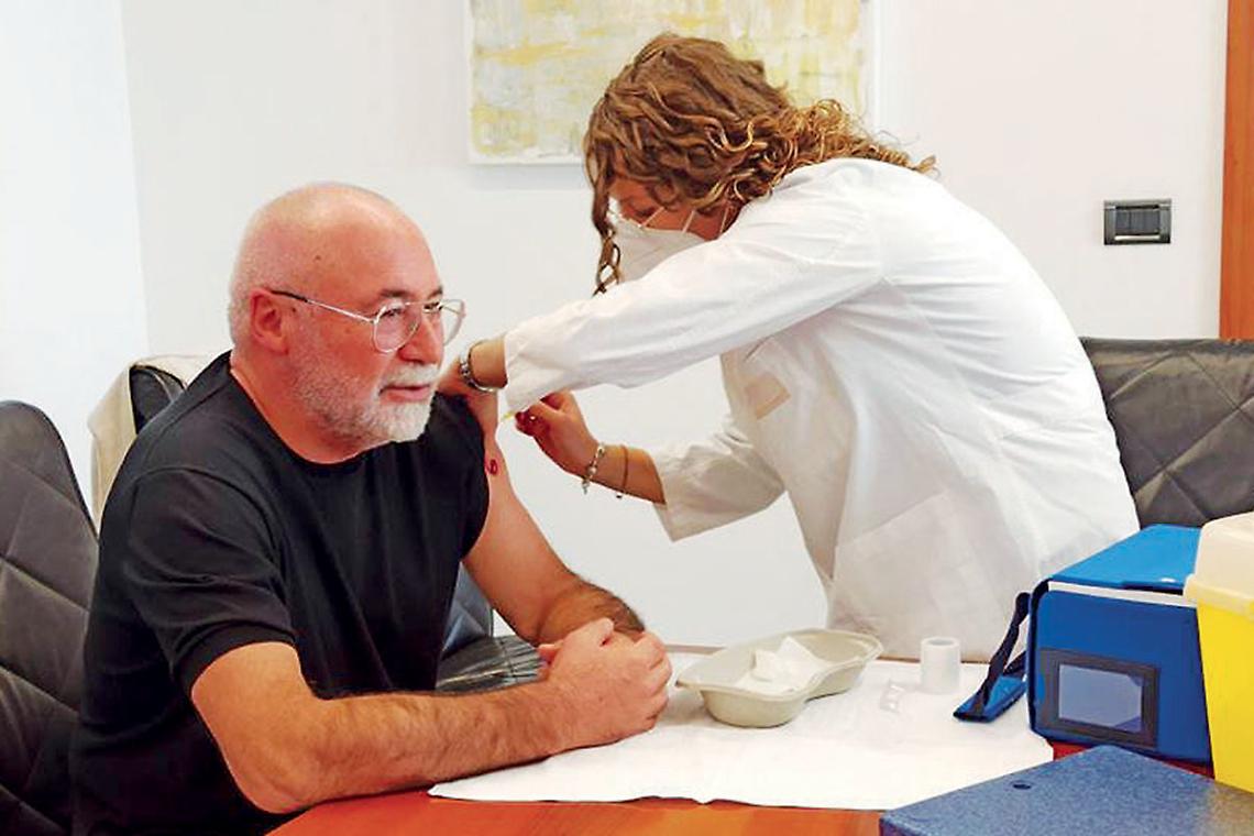La somministrazione del vaccino antinfluenzale al direttore generale dell’Asl di Taranto Vito Gregorio Colacicco